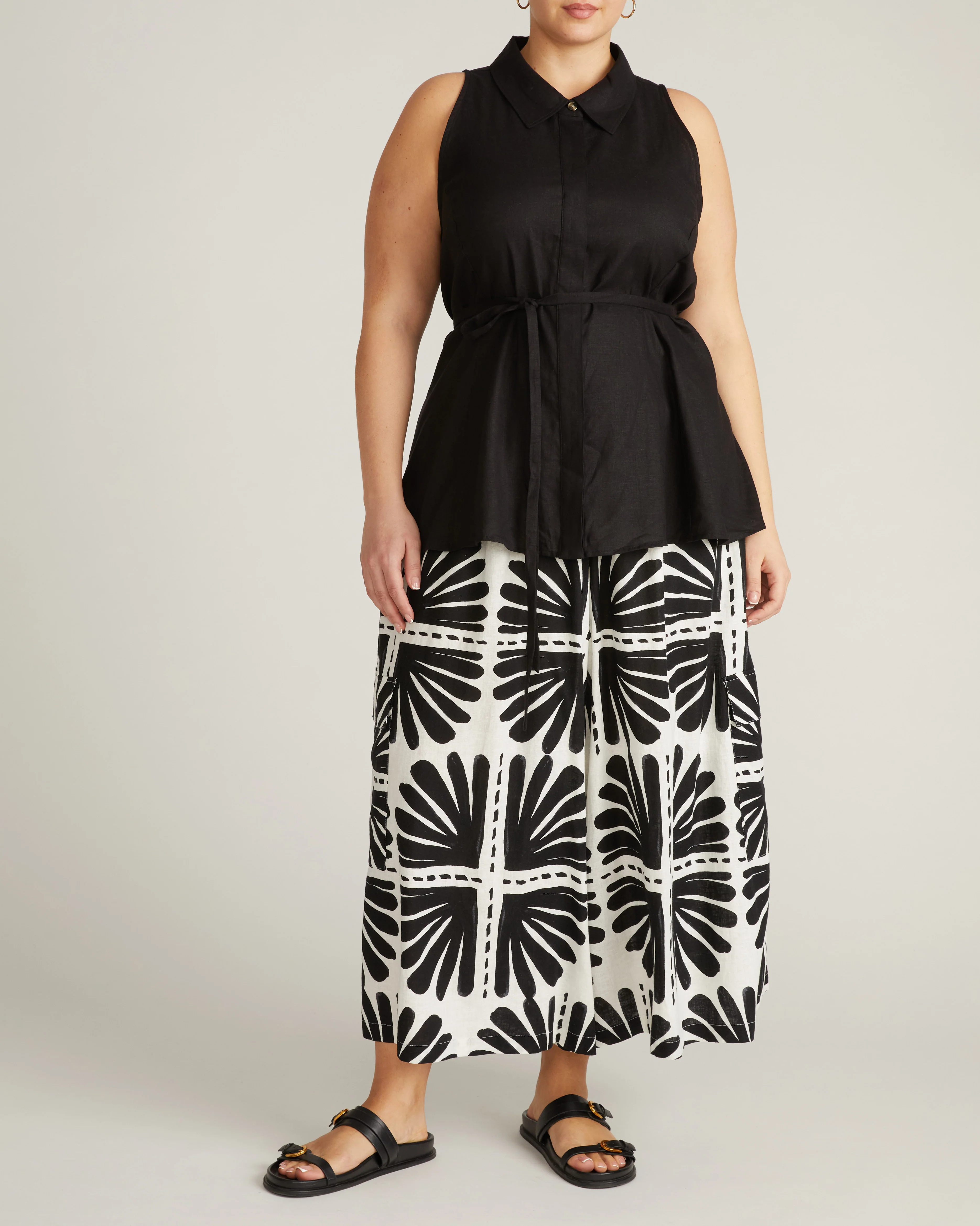 Adelaide Sleeveless Linen Blend Shirt - Black - Image 4