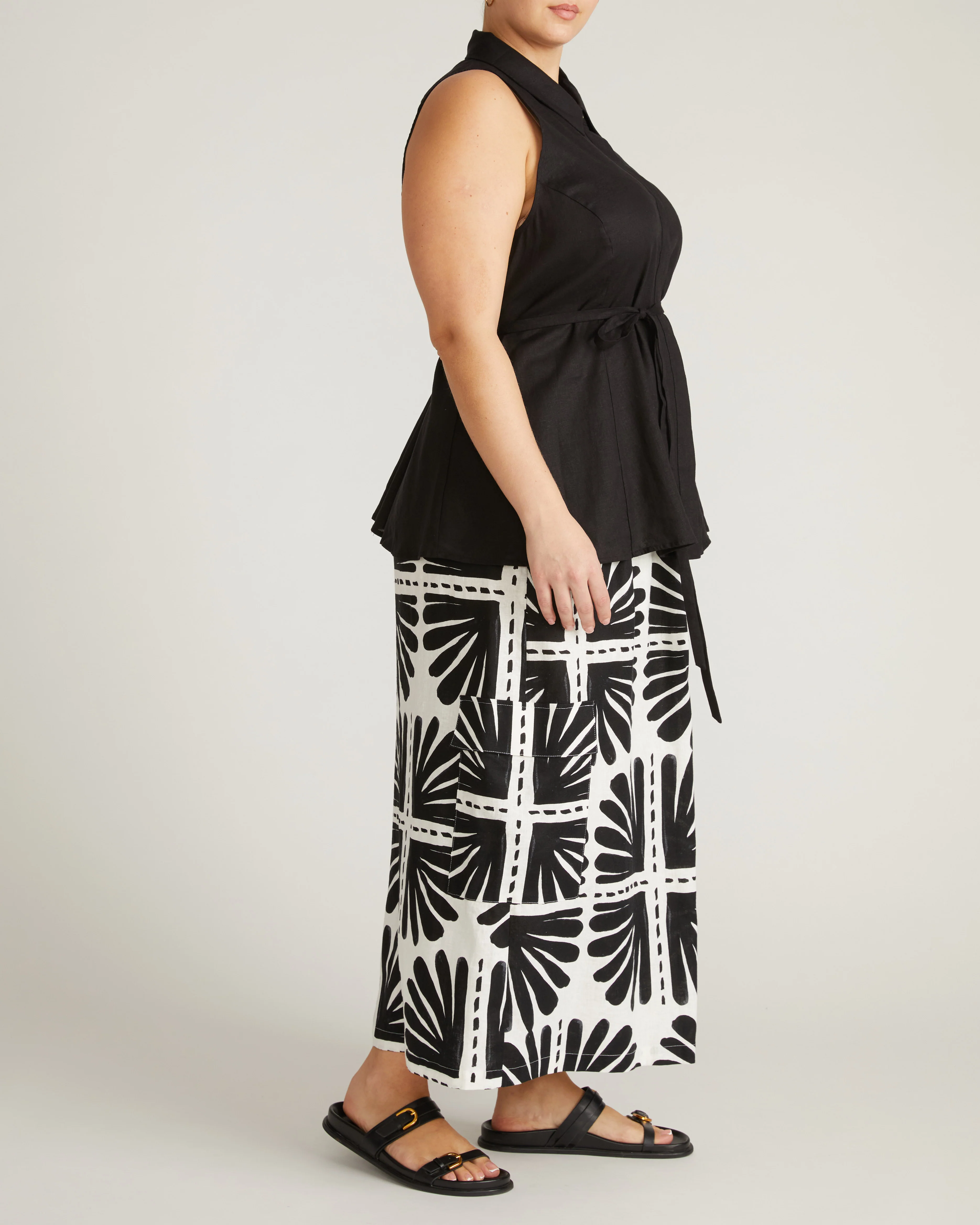 Adelaide Sleeveless Linen Blend Shirt - Black - Image 5