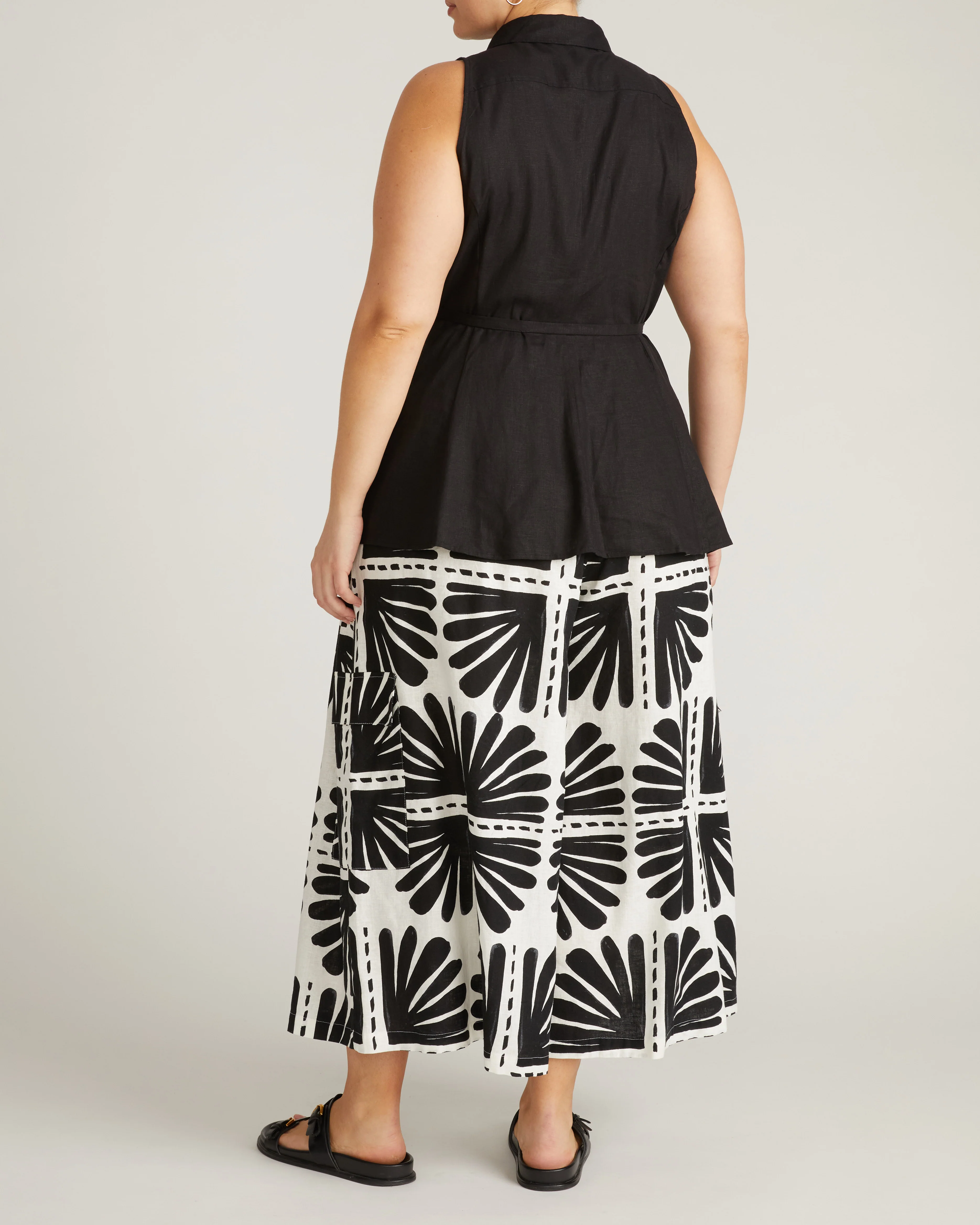 Adelaide Sleeveless Linen Blend Shirt - Black - Image 6