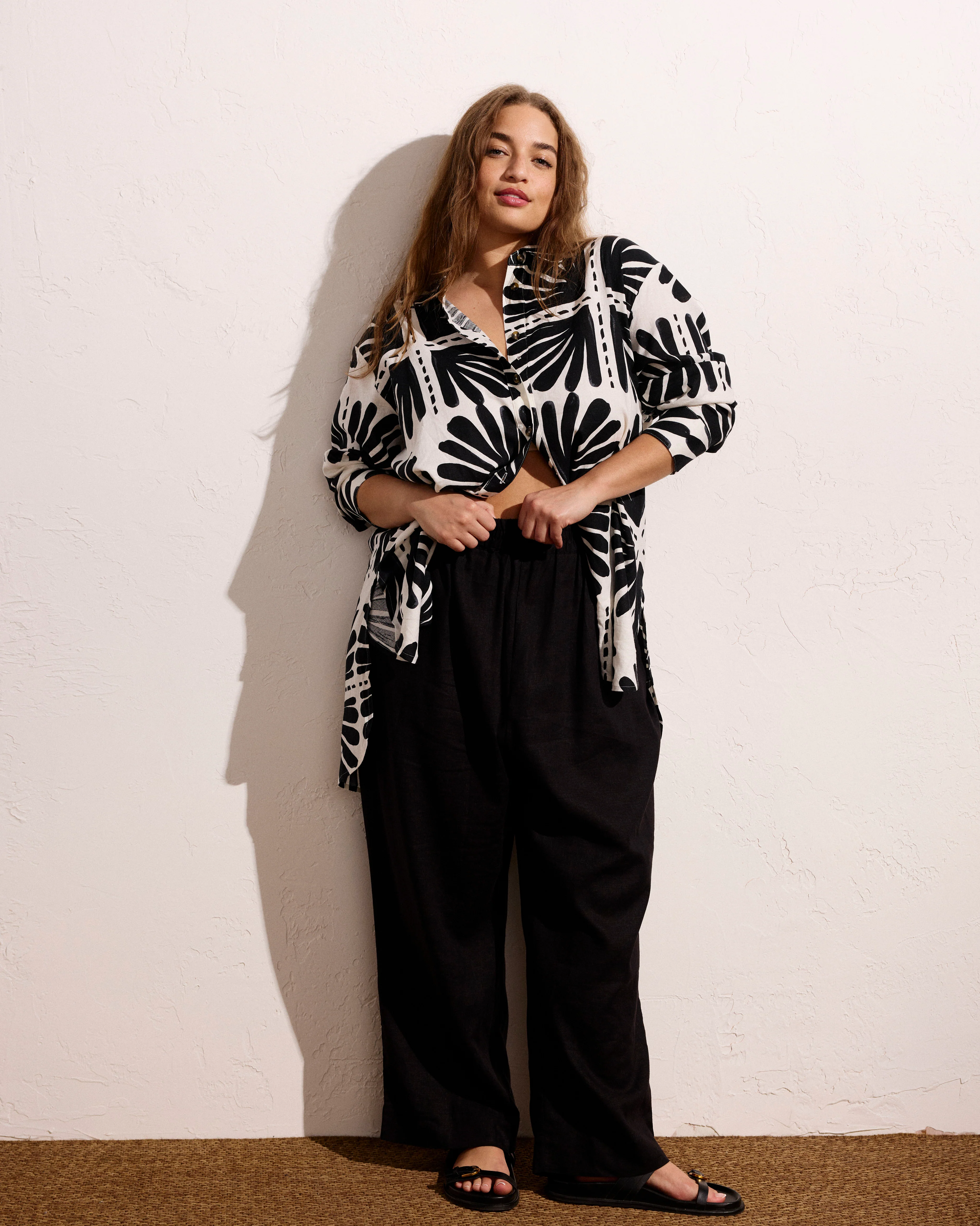 Dawn Linen Blend Hi Low Tunic - Ink Bloom Print - Image 4