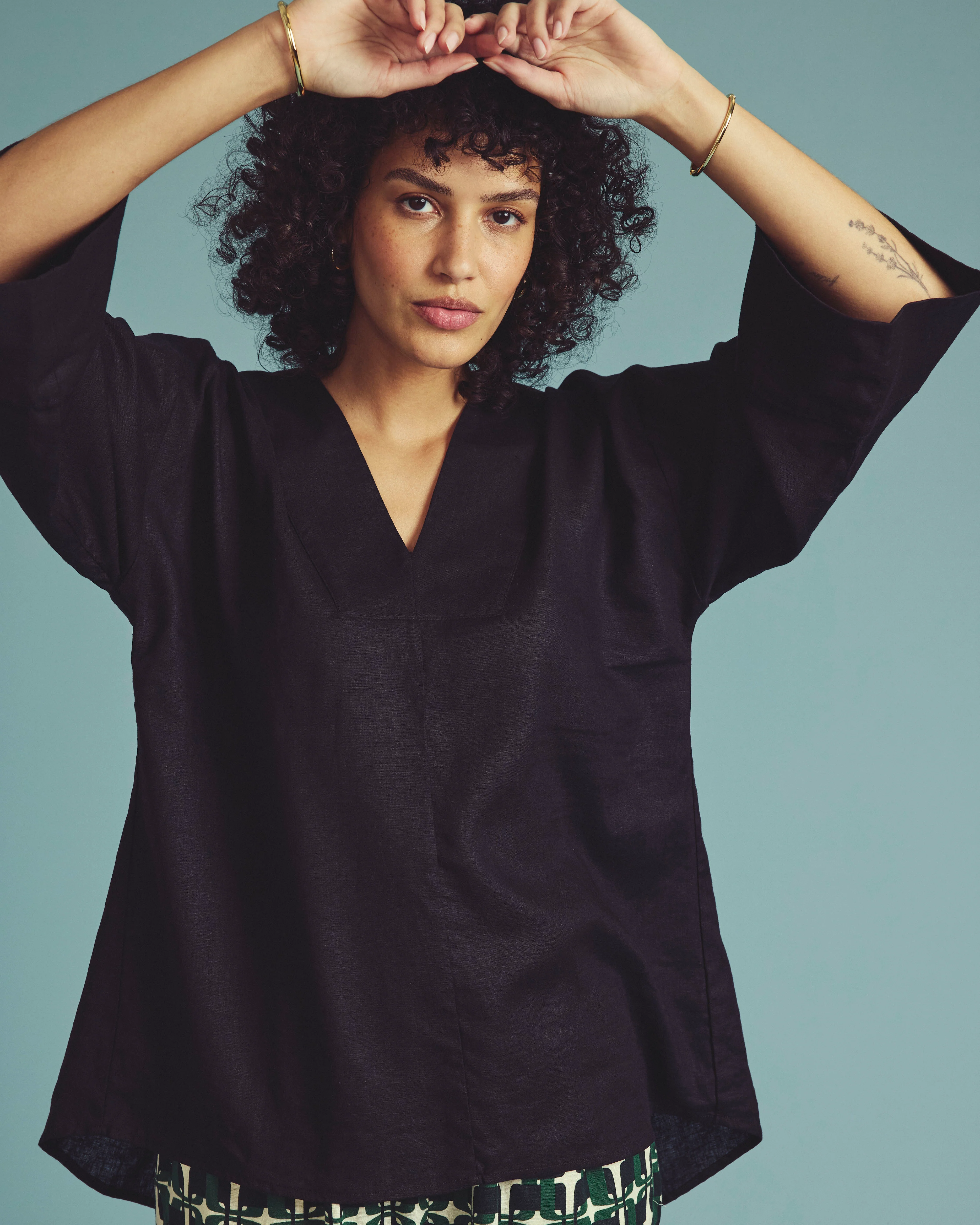 Elio V-Neck Linen Blend Top - Black - Image 3