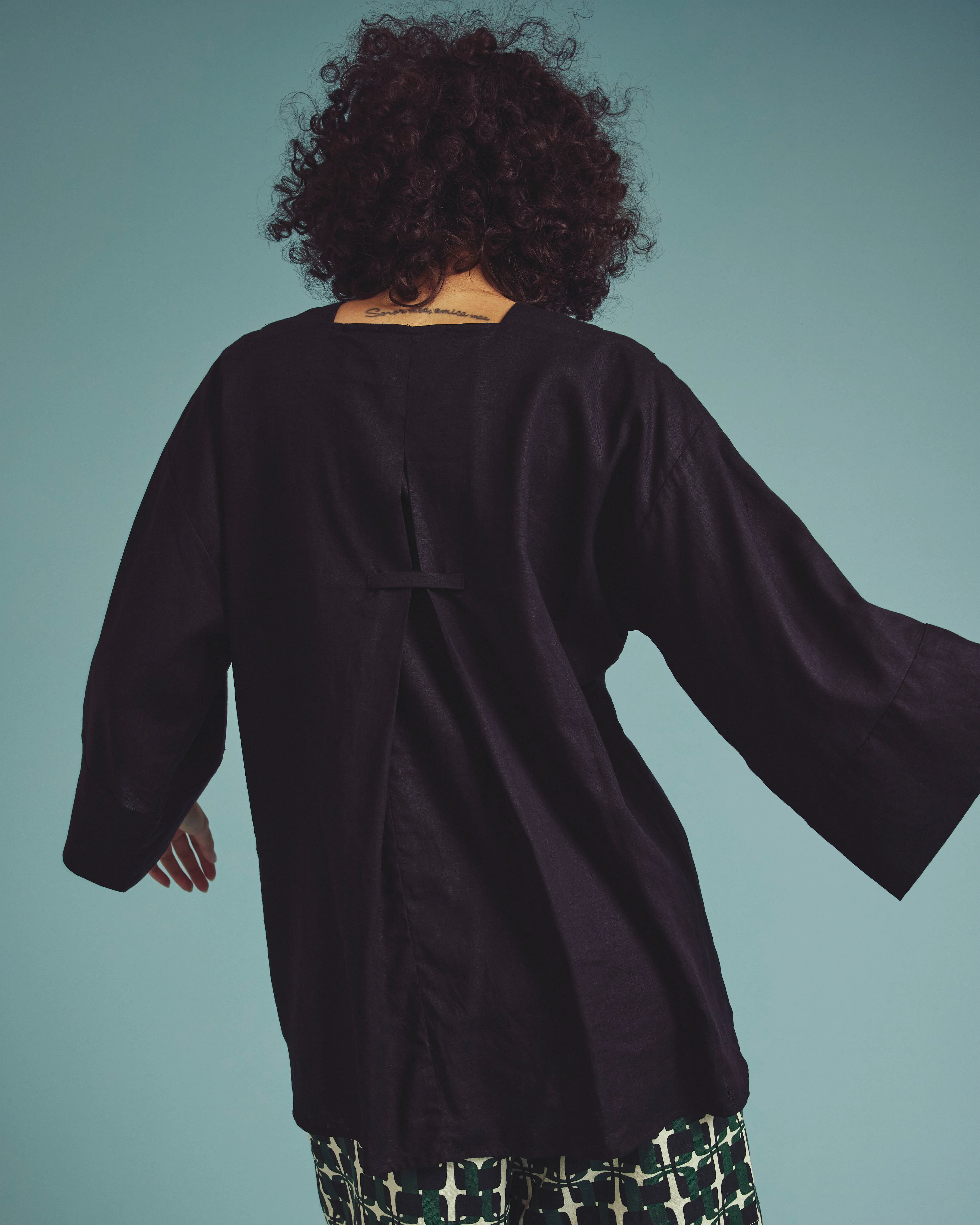 Elio V-Neck Linen Blend Top - Black - Image 4